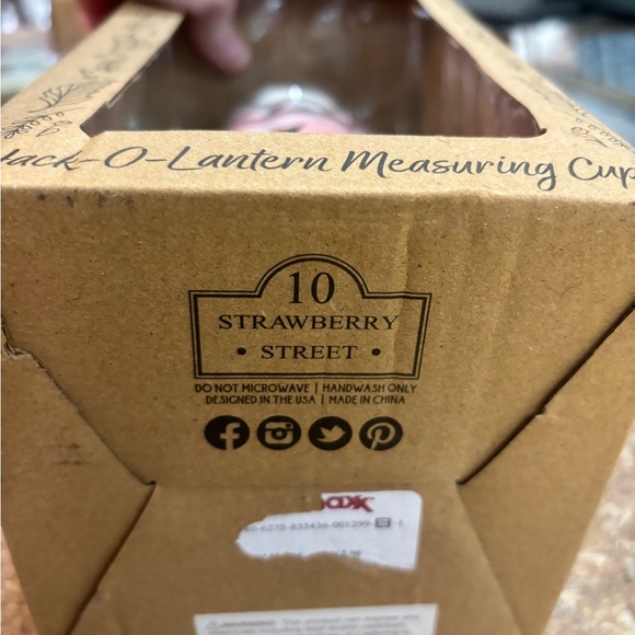 Jack-O-Lantern stackable Measuring Cups - Pink and White 10 Strawberry St - Picture 5 of 5